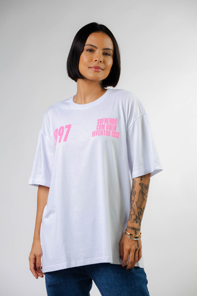 T-SHIRT SOFRENDO COM QUEM INVENTOU ISSO - ROSA