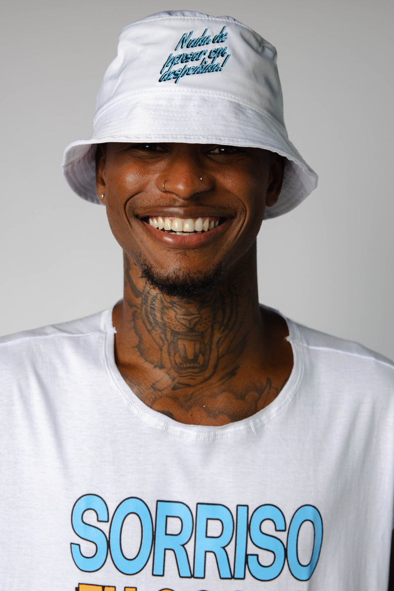 BUCKET HAT SORRISO EU GOSTO NO PAGODE - BRANCO