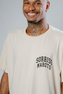 T-SHIRT SORRISO FAZENDO VOCÊ CHORAR DESDE 1997 BEGE